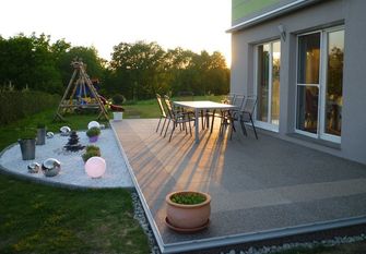 Sonnige Aussichten für die Gartensaison: Mit einem neuen Belag wirkt die Terrasse noch wohnlicher und gemütlicher. Foto: djd/Renofloor