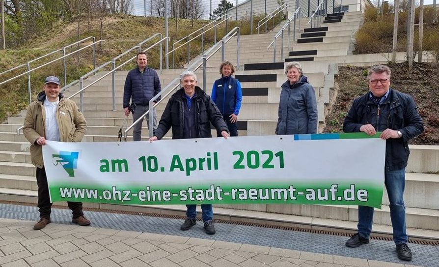 Organisator:innen und Schirmherr freuen sich über die gelungene elfte Auflage von OHZ - eine Stadt räumt auf. Von links: Kai Hardi Käppel, Baudezernent Manuel Reichelt, Bürgermeister Torsten Rohde, Anja Printz, Gabriele von Lessel-Drettmann und Thomas Kahnwald. Foto: nek
