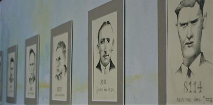 Unter anderm sind eindrucksvolle Portraits der Verstorbenen zu sehen. Foto: Ruurd van Schulijenberg