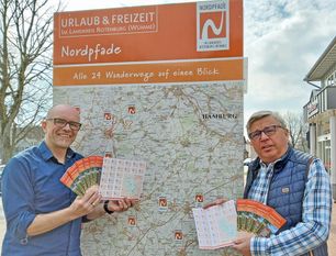 Der neue Nordpfade Wanderpass wird präsentiert von Hartmut Leefers (erster Vorsitzender) und Udo Fischer (Geschäftsführer).
Foto: Touristikverband Landkreis Rotenburg (Wümme)