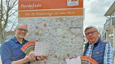 Der neue Nordpfade Wanderpass wird präsentiert von Hartmut Leefers (erster Vorsitzender) und Udo Fischer (Geschäftsführer).
 Foto: Touristikverband Landkreis Rotenburg (Wümme)