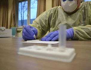 Auch DRK-Ehrenamtliche führen an den Standorten Bremervörde, Zeven und Tarmstedt jetzt sogenannte Corona-Schnelltest durch Foto: St. Jeschke/DRK