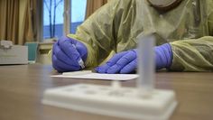 Auch DRK-Ehrenamtliche führen an den Standorten Bremervörde, Zeven und Tarmstedt jetzt sogenannte Corona-Schnelltest durch  Foto: St. Jeschke/DRK