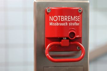 Kann jetzt gezogen werden: Die Änderung des Infektionsschutzgesetzes wurde beschlossen, damit gilt demnächst die bundesweite Notbremse in Landkreis mit einer Inzidenz über 100. Foto: AdobeStock/bilderstoeckchen