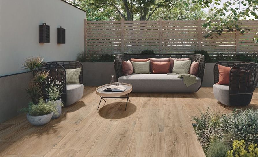 Rückzugsort und Freizeitoase: Wer keine Lust auf größere Wartungs- und Pflegearbeiten für den Terrassenboden hat, setzt auf langlebige Terrassenfliesen zum Beispiel in angesagter Holzoptik.
 Foto: djd/Deutsche-Fliese.de/Villeroy &amp; Boch Fliesen