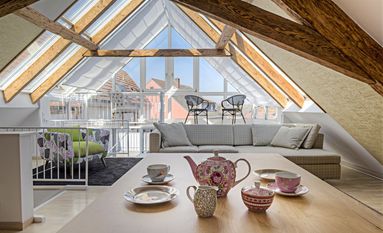 Ob als zusätzliche Wohnfläche oder als Homeoffice: Das ausgebaute Dachgeschoss lässt sich auf vielfältige Weise nutzen.
 Foto: djd/Gesamtverband Deutscher Holzhandel/Himmelswiese - stock.adobe.com