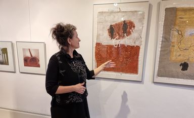 Ilona Tessmer präsentiert als Kuratorin die Arbeiten der kürzlich verstorbenen Bremer Künstlerin Ilse Hellwig in den Räumen des Kunstvereins auf Gut Sandbeck. Foto: nek