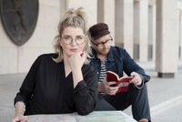 Suzie Kerstgens und Sten Servaes haben positive Lyrik für schwere Pandemiezeiten im Angebot.