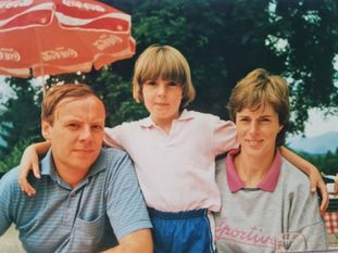 Nicht nur in jungen Jahren sind die Eltern für ihre Kinder da. Das hört im Idealfall nie auf.