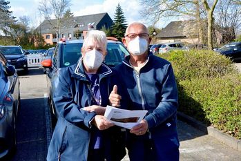 Dieses Ehepaar aus Gnarrenburg war überglücklich nach der Impfung in Bremervörde. Foto: rgp