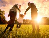 Photovoltaikanlagen nutzen die Kraft der Sonne - und leisten einen wichtigen Beitrag zu Klimaschutz und Energiewende. Foto: djd/E.ON/Getty Images/Lacheev