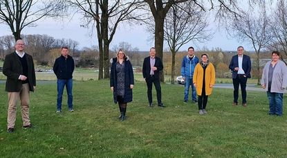 Marco Noetzelmann (4. v. li.) mit seinem neuen Vorstandsteam sowie Marco Mohrmann (li.) und Landratskandidat Marco Prietz (2. v. re.).