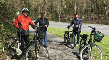 Der SPD-Landtagsabgeordnete Oliver Lottke (rechts) machte sich einen Eindruck von der Verkehrssituation in Ihlpohl.
