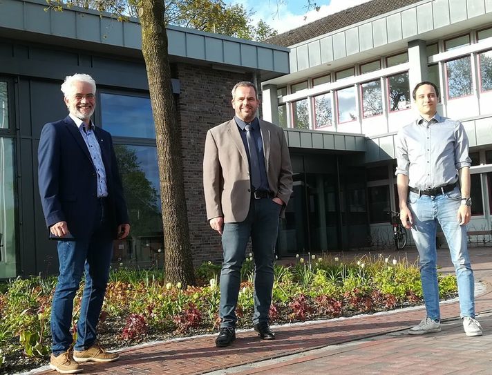 Die Sozialdemokraten Stefan Prüß (li.) und Nils Bassen (re.) stehen hinter Marcel van der Pütten.