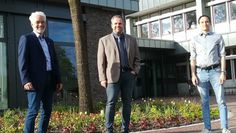 Die Sozialdemokraten Stefan Prüß (li.) und Nils Bassen (re.) stehen hinter Marcel van der Pütten.
