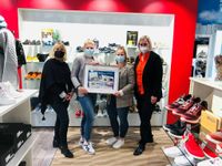 Der ANZEIGER unterstützt das Schuhhaus Steffens seit Jahren. Hier gratulieren Geschäftsführerein Anja Kalski (re.) und Objektleiterin Birgit Wrissenberg (li.) Anne Steffens-Springer (2. v. li.) zu ihrer Auszeichnung.