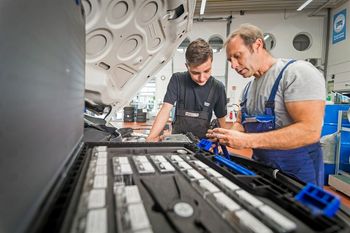 Die Ausbildung in Autoberufen verbindet digitale und analoge Welten.