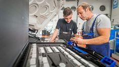 Die Ausbildung in Autoberufen verbindet digitale und analoge Welten.