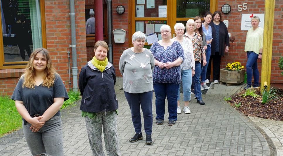 Sie akzeptieren die individuelle Persönlichkeit jedes Kindes und vermitteln den Jüngsten die Grundlagen eines Lebens nach demokratischen Regeln - die Mitarbeiterinnen der DRK Kita Ihlpohl.