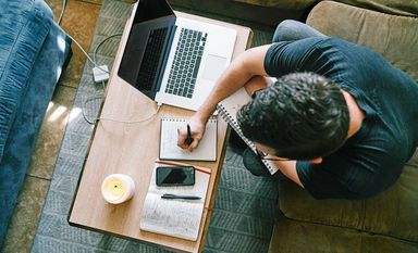 Nicht den Kopf in den Sand stecken, sondern etwas für die eigenen Qualifikationen tun: In der aktuellen Zeit empfehlen sich Weiterbildungen ganz besonders.
