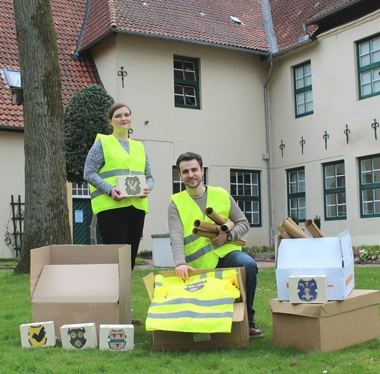 Sabrina Löcher und Andreas Schley vom Museumsteam freuen sich über die neue Ausstattung für das geplante Geocache-Programm.