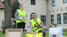Sabrina Löcher und Andreas Schley vom Museumsteam freuen sich über die neue Ausstattung für das geplante Geocache-Programm.