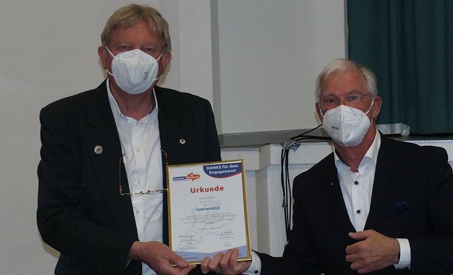 Beim Wassersportverein Ritterhude freute sich der erste Vorsitzende Gerd Möckel (links) im Rahmen der Aktion „Ehrenamt überrascht“ über eine Anerkennung seiner Arbeit, die von Jürgen Linke überreicht wurde.