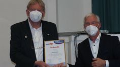 Beim Wassersportverein Ritterhude freute sich der erste Vorsitzende Gerd Möckel (links) im Rahmen der Aktion „Ehrenamt überrascht“ über eine Anerkennung seiner Arbeit, die von Jürgen Linke überreicht wurde.