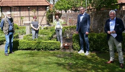 Von links: Norbert Nowka und Irmgard Windhorst von der Geschäftsleitung der Museumsanlage freuten sich über die Spende der SPD-Mitglieder: Beate Liebe, Peter Göbel und Klaus Sass.