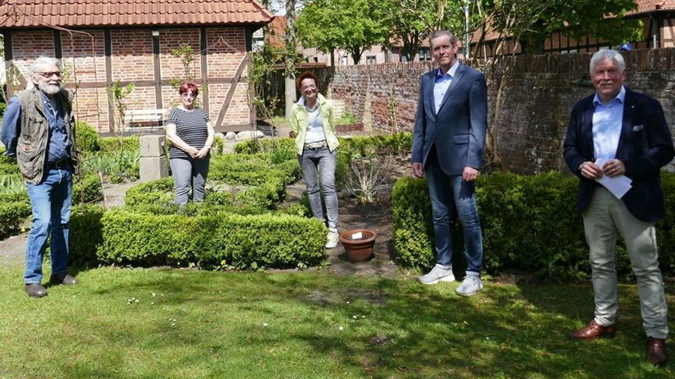 Von links: Norbert Nowka und Irmgard Windhorst von der Geschäftsleitung der Museumsanlage freuten sich über die Spende der SPD-Mitglieder: Beate Liebe, Peter Göbel und Klaus Sass.