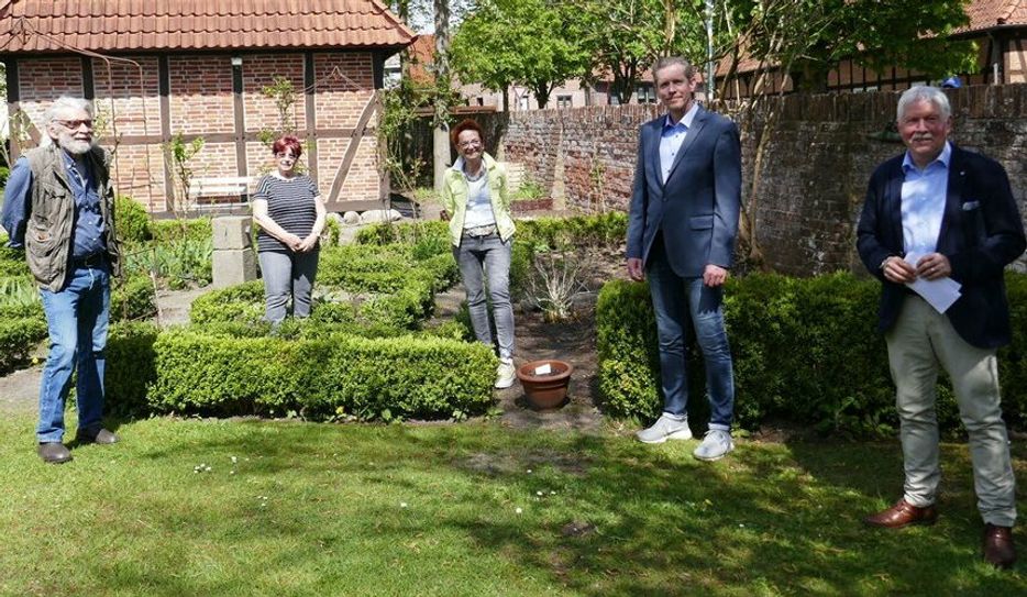 Von links: Norbert Nowka und Irmgard Windhorst von der Geschäftsleitung der Museumsanlage freuten sich über die Spende der SPD-Mitglieder: Beate Liebe, Peter Göbel und Klaus Sass.
