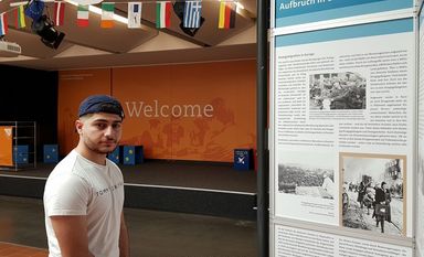 Durch die Anmerkungen vom Schüler Lukman M. Mohamad, während des Rundganges durch die Ausstellung, kamen Emotionen hoch.