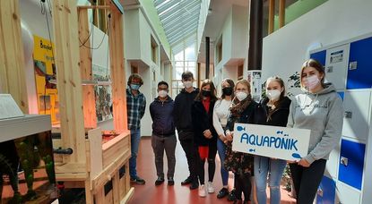 Wenn Theorie und Praxis zueinanderfinden: Hier im Flur des Gebäudes für den 11. Jahrgang des Gymnasiums Lilienthal steht die selbst gebaute Aquaponik-Anlage.