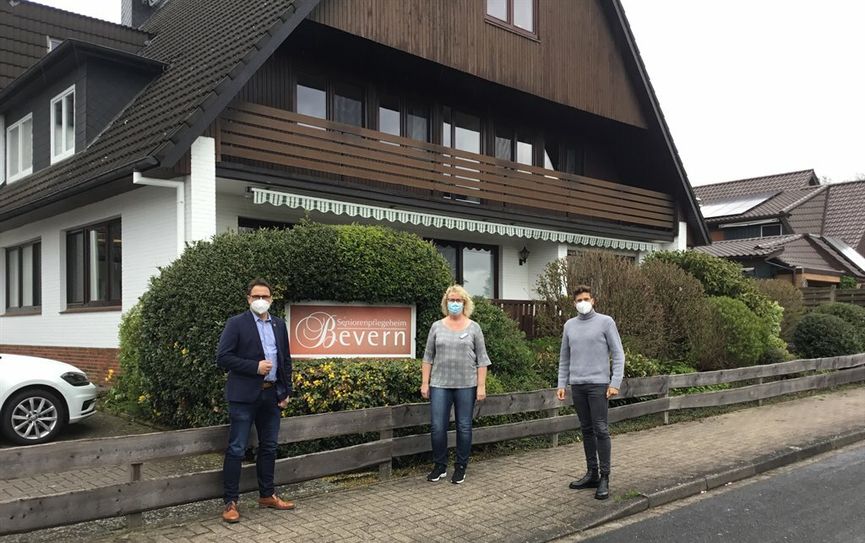 Bürgermeisterkandidat Stefan Imbusch (links) mit Pflegedienstleiterin Bettina Kossack Inhaber Hakon Steffens.