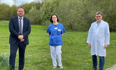 Geschäftsführer Rainer Röhrs (links) empfängt Oberärztin Maria Assitis im kardiologischen Team um Chefarzt Priv.-Doz. Dr.med. Sebastian A. Philipp.