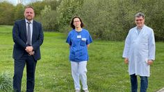 Geschäftsführer Rainer Röhrs (links) empfängt Oberärztin Maria Assitis im kardiologischen Team um Chefarzt Priv.-Doz. Dr.med. Sebastian A. Philipp.