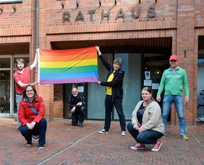 Wenn schon nicht am Flaggenmast, dann wenigstens vor dem Rathaus ein buntes Zeichen setzen, war das Motto der SPD in Bremervörde.