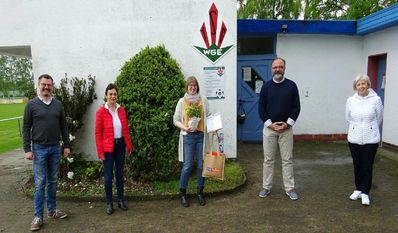 Im Rahmen der Aktion „Ehrenamt überrascht“ ging es dieses Mal zur TSG Wörpedorf-Grasberg-Eickedorf: (von links) Mathias Engelken (erster Vorsitzender TSG), Elisabeth Fischmann (stellvertretende Vorsitzende Kreissportbund Osterholz), die geehrte TSG-Geschäftsführerin Marina Schumacher, Oliver Müller (zweiter Vorsitzender TSG) und Edith Hünecken (Vorsitzende Kreissportbund Osterholz).
