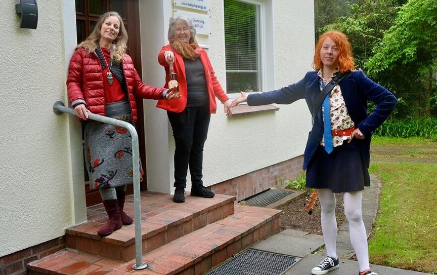 Seefee Katja Poppe (links) und Sängerin Johanna Zeul (rechts) übergaben eine Spende an Dr. Barbara Illig.