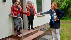 Seefee Katja Poppe (links) und Sängerin Johanna Zeul (rechts) übergaben eine Spende an Dr. Barbara Illig.