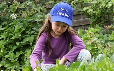 Naturforscher:innen - NABU-Broschüre und Forscher-Rucksack begleiten Kinder durch die Ferien.