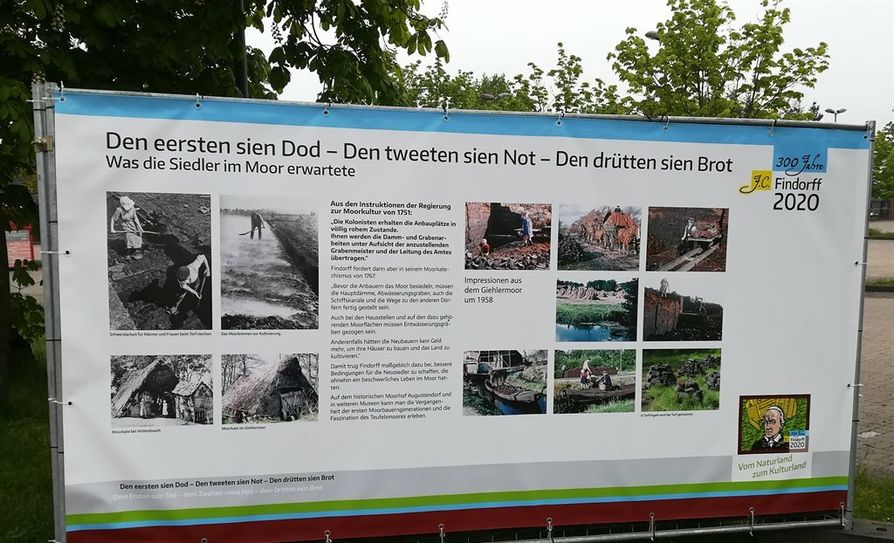 Zahlreiche Banner informieren über das Leben und Wirken des Moorkolonisators Jürgen-Christian Findorff, dessen Geburtstag sich im vergangenen Jahr zum 300. Mal jährte.