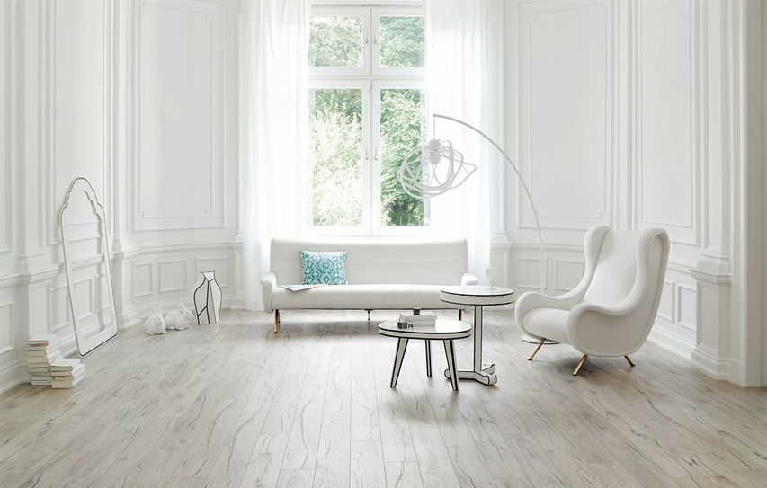 Holz, das gar keines ist: Die täuschend echte Optik länglicher Keramikfliesen strahlt echte Natürlichkeit aus und überzeugt auf dem Boden und an der Wand. So entsteht ein charakterstarkes und behagliches Raumbild.