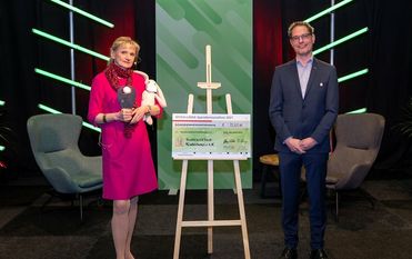 Gabriela Hame-Fischer, Präsidentin des Muttervereins der LINDA Apotheken, übergab die Spende in Köln an Per Toussaint vom Bundesverband Kinderhospiz e.V.