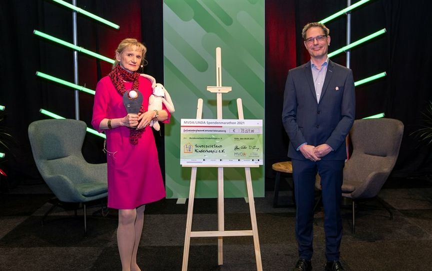 Gabriela Hame-Fischer, Präsidentin des Muttervereins der LINDA Apotheken, übergab die Spende in Köln an Per Toussaint vom Bundesverband Kinderhospiz e.V.