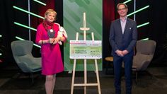 Gabriela Hame-Fischer, Präsidentin des Muttervereins der LINDA Apotheken, übergab die Spende in Köln an Per Toussaint vom Bundesverband Kinderhospiz e.V.