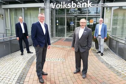 Vorstandsmitglied Jan Mackenberg (li.) und Regionaldirektor Frank Wassermann (re.) informierten über den Wechsel von Wilfried Meyer (2. v. li.) und Frank Zichner.