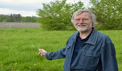 Lothar Tabery vor der Erweiterungsfläche des Vörder Feldes (mit Blick nach Norden).