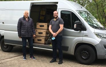 Andreas Koy (li., SG Selsingen) und Patrick Monsees (Landkreis) freuen sich über die Masken.