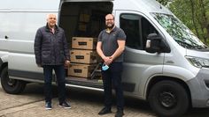 Andreas Koy (li., SG Selsingen) und Patrick Monsees (Landkreis) freuen sich über die Masken.